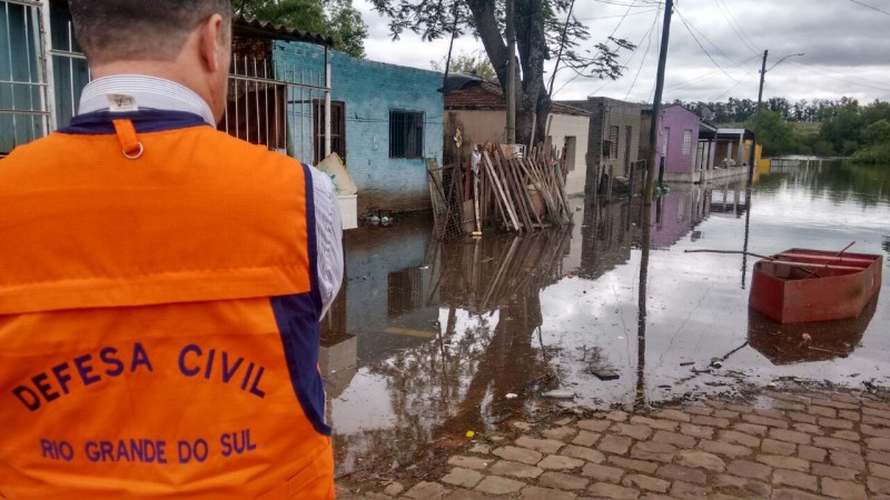 Famílias começam a retornar para suas casas e Defesa Civil continua