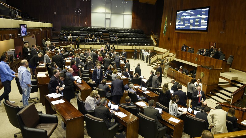 Assembleia aprova projetos sobre contratações emergenciais para