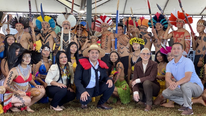 Foto posada. Inúmeros indígenas, a maior parte deles com cocares e pinturas corporais, e a secretária da Cultura se reuniram para a foto no encerramento das atividades.