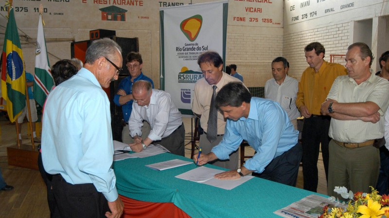Erval Grande - RS 23/01/2004 Governador Germano Rigotto assina liberação de recursos do RS Rural para os municípios de Erval Grande, Barra do Rio Azul, Itatiba do Sul, Benjamin Constant do Sul. Na foto Agricultor Julio Wiski recebendo recursos do RS Rural
