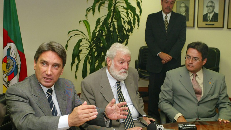 Governador Germano Rigotto em audiência com o presidente do Tribunal de Justiça do Estado, desembargador Osvaldo Stefanello, no TJE. Na foto, Rigotto, Stefanello e o presidente da Ajuris, Carlos Rafael dos Santos Junior.