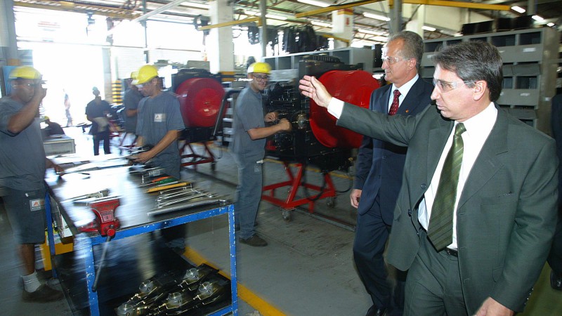 Governador Germano Rigotto visita a linha de montagem da AGCO, em Santa Rosa.