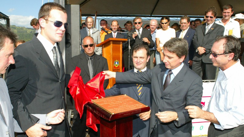 Governador do Estado Germano Rigotto, descerra a placa comemorativa que marca o inicio oficial das obras da futura fábrica da Schincariol. Na foto: o prefeito de Igrejinha, Elir Girardi, o dir. da cervejaria Adriano Schincariol, o dep. est. João Fischer,