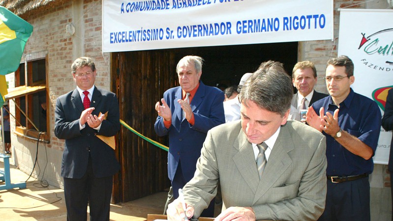 Governador do Estado Germano Rigotto, inaugura complexo cultural indígena, aldeia Pinhalzinho, no município de Planalto.