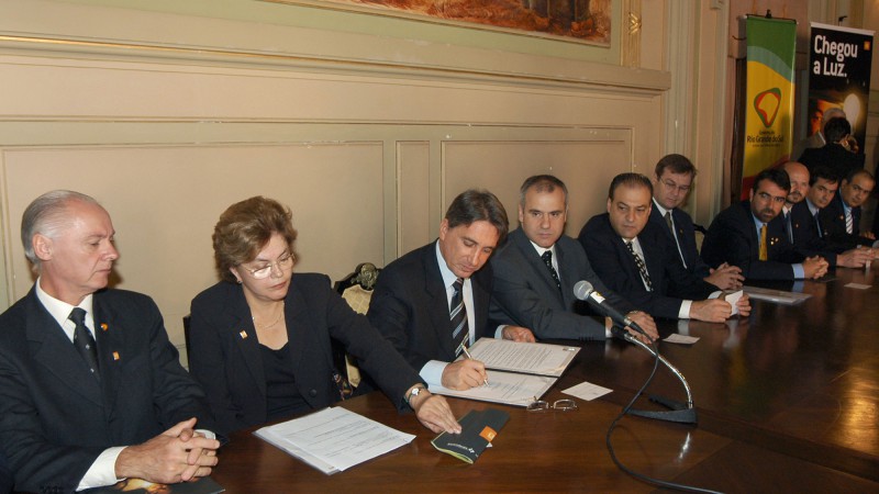 Governador Germano Rigotto participa da solenidade de lançamento do Programa Luz Para Todos e instalação do Comitê Gestor do Programa de Universalização de Energia. Na foto: secretário de Minas e Energia, Valdir Andres, ministra de Minas e Energia, Dilma