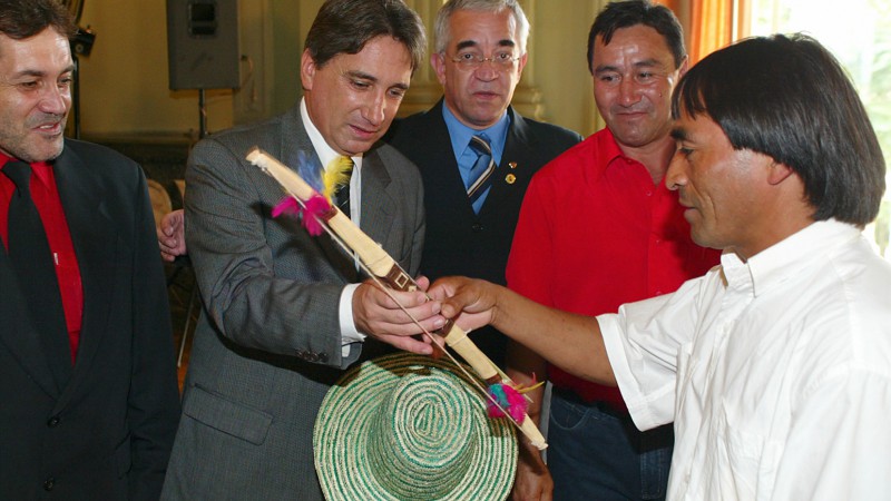 Governador Germano Rigotto participa de lançamento do Programa de Inclusão Indígena. Na foto Governador germano rigotto recebe artesanatos de representantes dos índios Caigangues, Sinato Ribeiro(d) e João Batista Claudino(e).