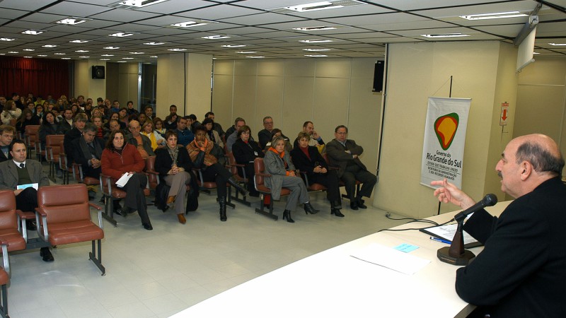 Secret&aacute;rio da Sa&uacute;de, Osmar Terra e o secret&aacute;rio da Administra&ccedil;&atilde;o, Jorge Gobbi durante a assinatura da portaria para o combate do tabagismo no Centro Administrativo, com o lan&ccedil;amento do programa Ambiente de Trabalho Livre de cigarro.