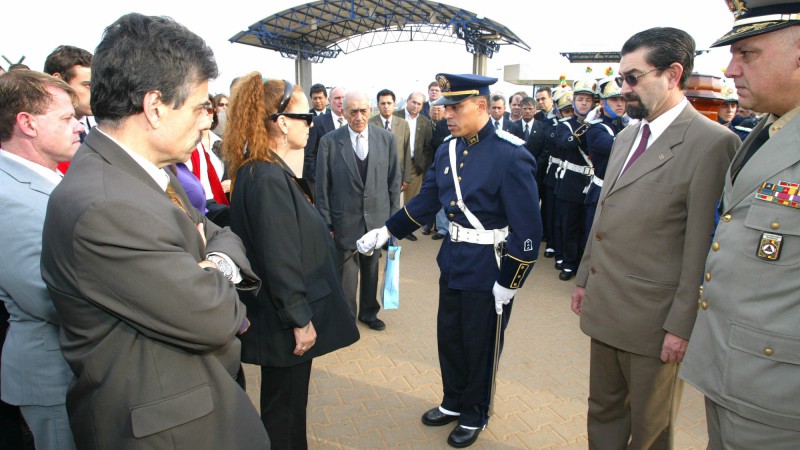 Governador em exercício Antonio Hohlfeldt acompanha a ida do corpo do ex-governador Leonel Brizola do Aeroporto Salgado Filho até o Palácio Piratini. Estavam presentes familiares de Leonel Brizola, o presidente da AL, Vieira da Cunha, o governador em exer