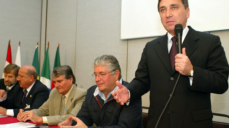 Governador do Rio Grande do Sul, Germano Rigotto durante reuniao do Codesul em Foz do Iguaçu(PR), para discutir pendencias com o governo federal e a integraçao com as provincias argentinas. Na foto os governadores: Luiz Henrique (SC) Jose Orcírio do Sant