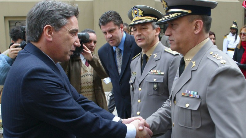 Governador Germano Rigotto sanciona as seguintes leis: a que autoriza o Poder Executivo a celebrar convênios com a Fundação da Brigada Militar; a que dispõe sobre bolsa-auxílio para os cadetes; e a que dispõe sobre a prorrogação de contratos emergenciais 