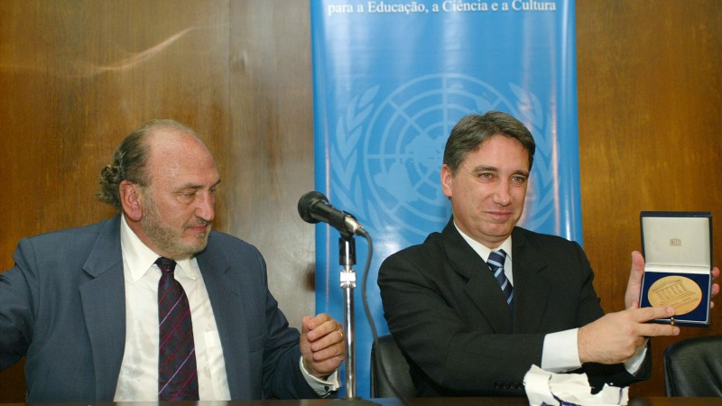 Governador Germano Rigotto em solenidade de inauguração do Escritório da Unesco no RS. NA foto: representante da Unesco no Brasil, Jorge Werthein e o governador Germano Rigotto. Local: Auditório do Edifício Negrinho do Pastoreio.