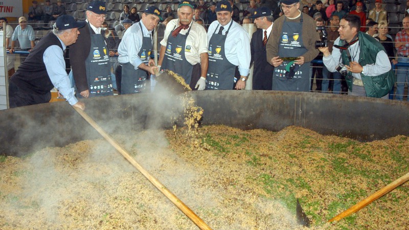 Governador Germano Rigotto durante o maior preparo de carreteiro do mundo.