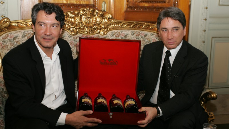 Governador Germano Rigotto em audi&ecirc;ncia com o presidente do Grupo Sonae no Brasil, S&eacute;rgio Maia. Local: Gabinete do Governador.