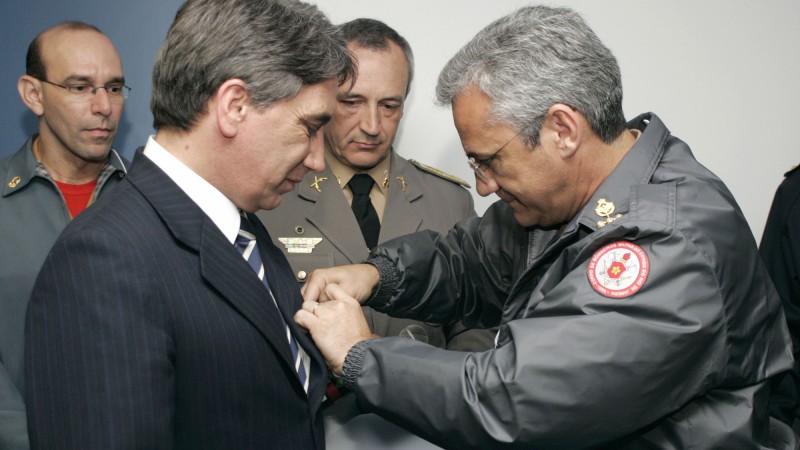 Governador Germano Rigotto recebe medalha do Conselho Nacional dos Comandantes Gerais de Polícia Civil, Polícia Militar e Corpo de Bombeiros. Na foto: Governador Germano Rigotto e Comandante Geral do Corpo de Bombeiro do Rio de Janeiro Carlos Alberto de C