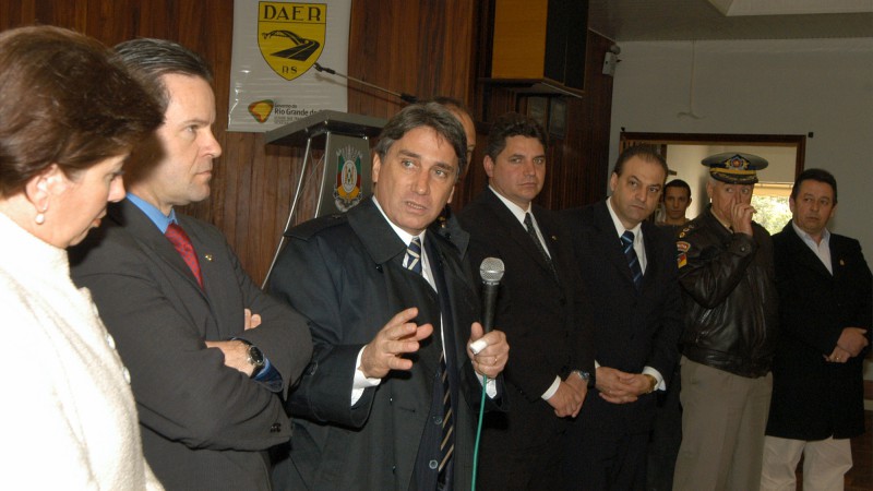 Governador Germano Rigotto durante a solenidade de inaugura&ccedil;&atilde;o do recapeamento asf&aacute;ltico da Linha Santa Justina. Local: VRS 331.