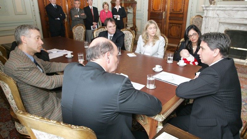 Governador Germano Rigotto  em audi&ecirc;ncia com a presidente do Instituto de Pesquisa com C&eacute;lulas Tronco, Patr&iacute;cia Pranke, e membros do Conselho Deliberativo.