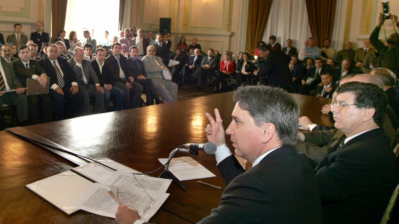 Governador Germano Rigotto durante Cerim&ocirc;nia de confer&ecirc;ncia do selo de compensa&ccedil;&atilde;o ambiental e san&ccedil;&atilde;o da lei de autoria do deputado Giovani Cherini, que transforma o Cipreste Farroupilha em patrim&ocirc;nio cultural do Estado, em comemora&ccedil;&atilde;o ao Dia da &Aacute;rvore.