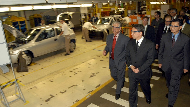 Governador Germano Rigotto durante a solenidade de início das obras de ampliação da fábrica da GM. Presentes na foto: Diretor da GM Gravataí Roberto Tinoco, Governador Germano Rigotto e Ray Young Presidente da GM do Brasil e Mercosul.