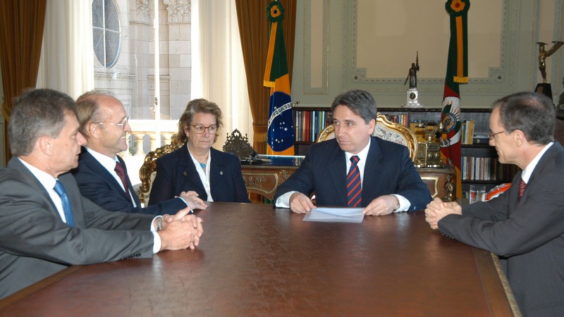 Governador Germano Rigotto audi&ecirc;ncia com o presidente do Conselho de Administra&ccedil;&atilde;o da British American Tobacco, Jan du Plessis, e o presidente Nacional Souza Cruz, Nicandro Durante.