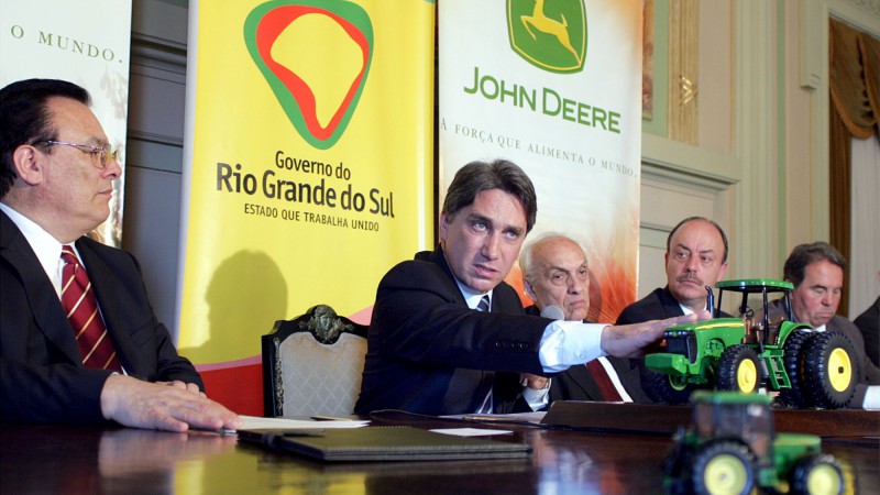 Governador Germano Rigotto em anúncio de investimento da empresa John Deere em Montenegro.Na foto: Diretor Presidente da John Deere na América Latina e Caribe, Jim Martinez, Governador, Secretário do Desenvolvimento, Luiz Roberto Ponte, Secretário da Faze