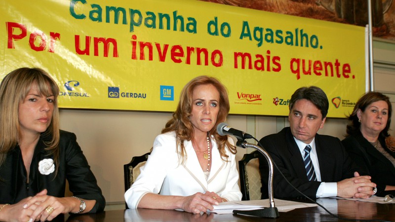 Governador Germano Rigotto e Primeira Dama Cláudia Rigotto apresentam contas da Campanha do Agasalho 2004.