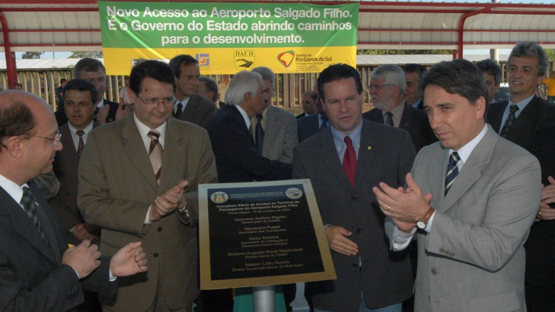 Governador Germano Rigotto durante cerimônia de inauguração do viaduto de acesso ao Aeroporto Salgado Filho.