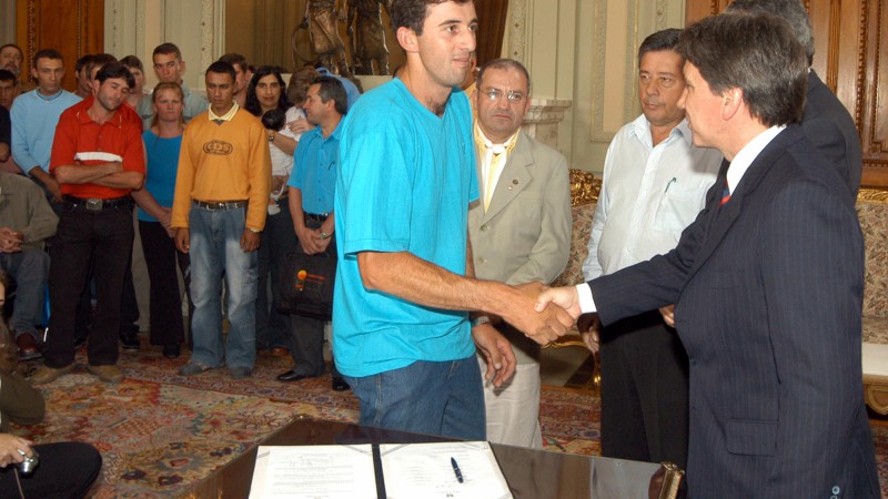 Governador Germano Rigotto durante solenidade de liberação de créditos fundiários para o programa Meu Primeiro Crédito para a juventude rural. Na foto: Jonas Tomazi e o Governador Germano Rigotto.