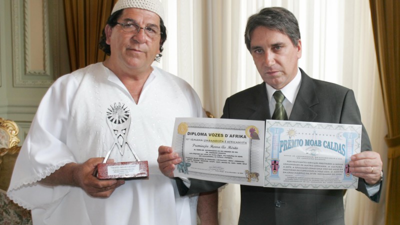 Governador Germano Rigotto recebe o prêmio Moab Caldas, da Fundação Moab Caldas de Umbanda e Africanismo. Na Foto: Aureo Dutra Rodrigues e Governador Germano Rigotto.