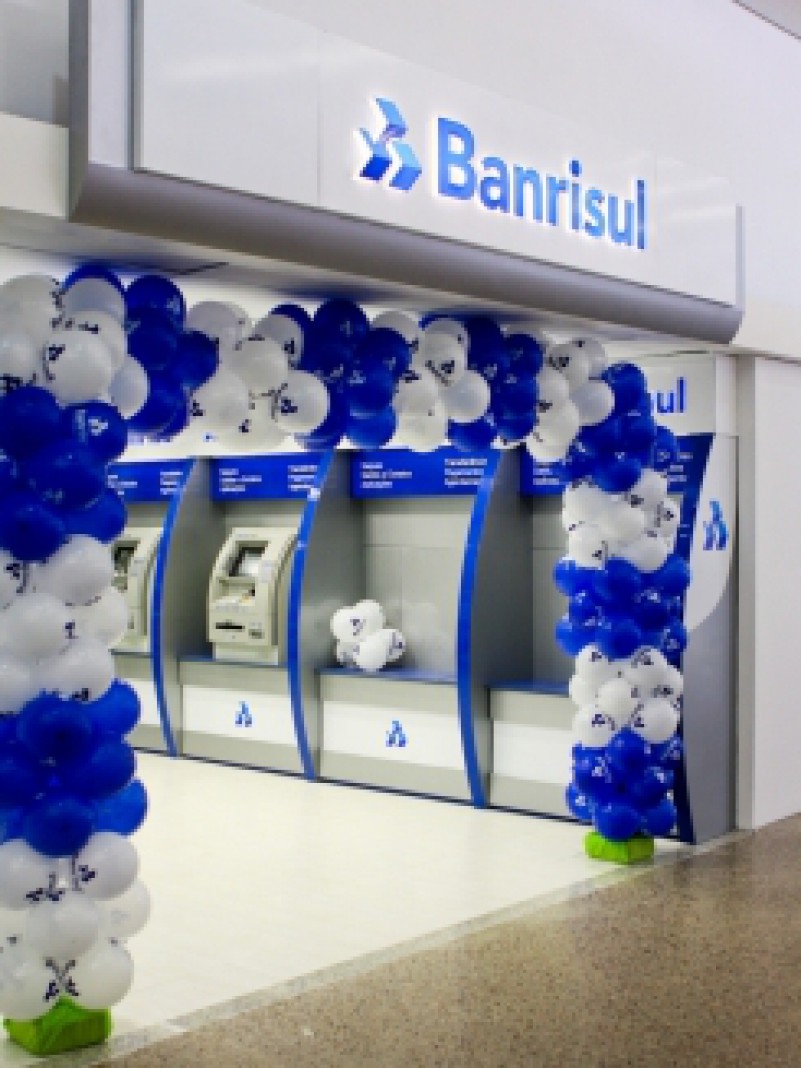 O Banrisul inaugurou, nesta segunda-feira (11), uma nova agência bancária no Shopping Ideal, no município de São José, em Santa Catarina. Estiveram presentes na inauguração o vice-presidente do Banrisul, Flavio Lammel, e o superintendente da Regional Sant