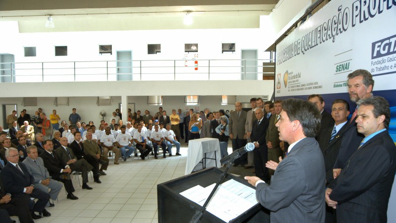 Governador Germano Rigotto Lan&ccedil;a Programa de Qualifica&ccedil;&atilde;o Profissional de M&atilde;o-de-Obra da Aracruz, assinaturas de protocolos de inten&ccedil;&otilde;es entre o Governo do Estado e a cadeia produtiva da madeira e entre o Governo do Estado e empresas privadas (Aracruz, Ge
