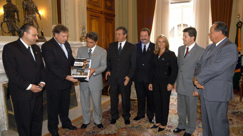 Governador Germano Rigotto durante audiência com o prefeito de Bento Gonçalves, Alcindo Gabrielli. Presentes: dep. Rui Pauletti, presidente da Movergs, Ivanor Scotton, presidente da Fimma Brasil 2005, Volnei Benini, vice-presidente da Movergs, Maristela C