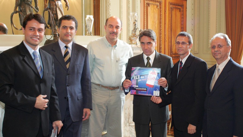 O Governador Germano Rigotto recebe em audiência a comissão da Campanha de Jovens Adventistas por Doação de Sangue. Na foto: o coordenador do projeto, Adailson Fonseca, o presidente da IASD, Marlinton Lopes, o Secretário da Saúde, Osmar Terra, Germano Rig