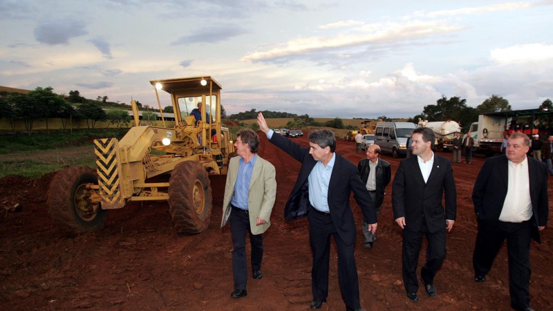 O Governador do estado, Germano Rigotto, em visita as obras da estrada RST 480, que liga Erechim a Chapecó-SC. Presentes: O Presidente da Assembléia Legislativa , Iradir Pietroski, Secretário dos Transportes, Alexandre Postal, Diretor do Banrisul, Gilbert