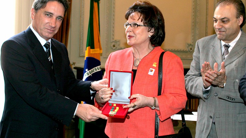 O Governador do Estado, Germano Rigotto, durante a solenidade de outorga da medalha Negrinho do Pastoreio In Memorian a Geraldo Link, fundador do Projeto Pescar. Na foto, Germano Rigotto, Rose Marie Vieira Motta Link, viúva de Geraldo Link e o Chefe da Ca