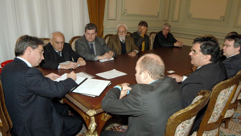 O Governador do Estado, Germano Rigotto, durante a assinatura de protocolo de intenções com a Granol, para reativação da Centralsul. Presentes: Secretário do Desenvolvimento e Assuntos Internacionais, Luis Roberto Ponte e o prefeito de Cachoeira do Sul, M