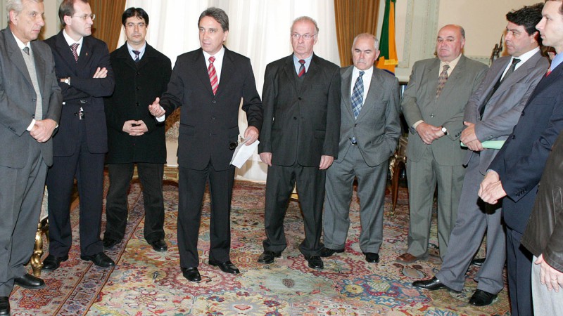 O governador do Estado, Germano Rigotto, durante o anúncio de recursos e linhas de crédito para custeio e investimento a produtores rurais, durante a realização da 28ª Expointer. Presentes: o secretário da Agricultura, Odacir Klein, o diretor do BRDE, Ger