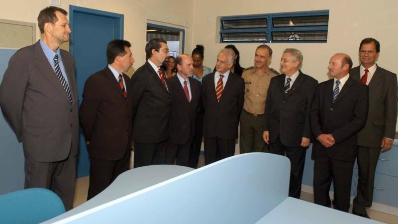 O vice-governador do Estado, Antonio Hohlfeldt, durante a solenidade de Inauguração das Instalações destinadas ao Corede Centro, no Campos da UFSM - Universidade Federal de Santa Maria. Presentes: O senador Pedro Simon, o secretário estadual da Habitação,