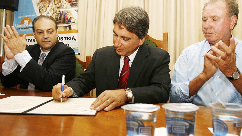 O governador do Estado, Germano Rigotto, assina conv&ecirc;nio para implanta&ccedil;&atilde;o de &aacute;gua nas localidades de Rinc&atilde;o de Souza, Est&acirc;ncia Nova, Picada Nova e Linha Cap&atilde;o Grande e aditivo ao convenio da coopera&ccedil;&atilde;o CORSAN/Prefeitura, Ven&acirc;ncio Aires. Na foto: Alberto O