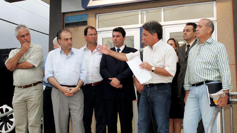 O governador do Estado, Germano Rigotto durante cerim&ocirc;nia de inaugura&ccedil;&atilde;o da ag&ecirc;ncia do Banrisul e entrega do asfaltamento da rua Lindolfo Alves de Almeida. Local: Lindolfo Alves de Almeida, em frente ao Banrisul. Presentes: o chefe da Casa Civil, Alberto 
