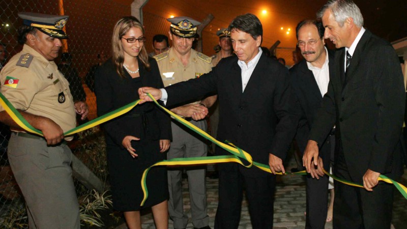 O governador do Estado, Germano Rigotto, durante a solenidade de entrega da sede, veículo e outros equipamentos à Companhia Ambiental de Caxias do Sul da Brigada Militar pelo ministério público. Presentes: Promotora de justiça do município, Janaína de Car