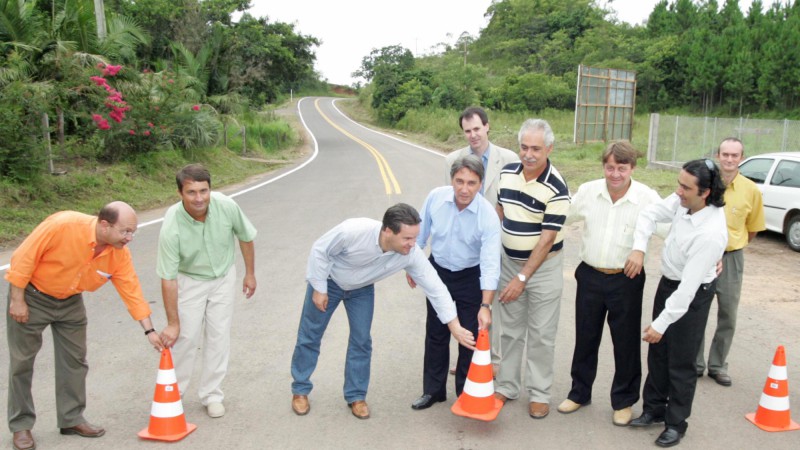 O governador do Estado, Germano Rigotto durante a solenidade de inaugura&ccedil;&atilde;o da rodovia RS 494, no entroncamento com a BR 101. Presentes: O secret&aacute;rio estadual de Transportes, Alexandre Postal, o prefeito do munic&iacute;pio, Jo&atilde;o Batista Matos Carlos, o diretor-