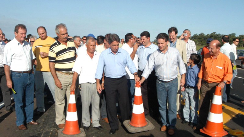 O governador do Estado, Germano Rigotto, durante a solenidade de inaugura&ccedil;&atilde;o do trevo da Estrada do Mar RS 389, acesso da RST 101 com RS 030. Presentes: Presentes: O secret&aacute;rio estadual de Transportes, Alexandre Postal, o vice-prefeito de Os&oacute;rio, Luiz Gom