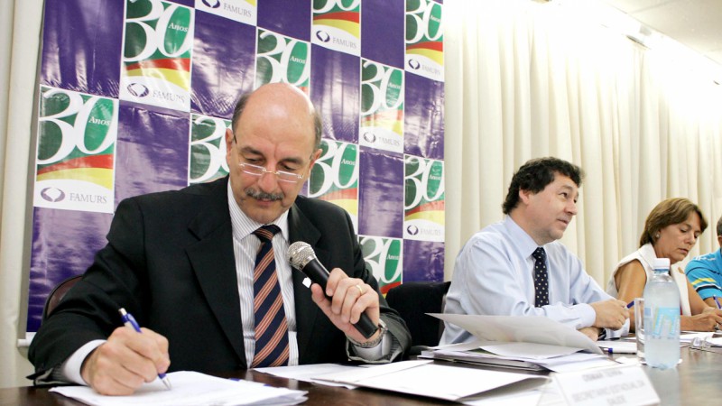 O secretário estadual da Saúde, Osmar Terra, participante do encontro da Famurs, fala sobre os programas desenvolvidos pela secretaria no Estado, o PIM ( Primeira Infância Melhor) e PSF ( Programa Saúde da Família). No evento, assinou o anteprojeto de lei