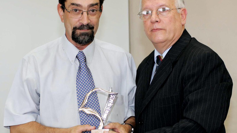 O governador do Estado em exercício, Antonio Hohlfedlt, participa da abertura oficial do Encontro Anual dos Coredes. Na foto, recebe o troféu em nome do governador licenciado Germano Rigotto, agraciado com o troféu Coredes 15 Anos, entregue pelo president