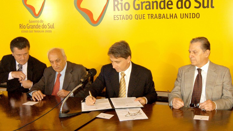 O governador do Estado, Germano Rigotto, durante a assinatura de protocolo de intenções para a implantação de unidade fabril da empresa Embaré Indústrias Alimentícias no Estado. Presente, o secretário do Estado do Desenvolvimento e dos Assuntos Internacio