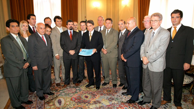 O governador do Estado, Germano Rigotto durante reunião com o secretário dos Transportes, Alexandre Postal, para entrega de projeto da Plataforma Logística. Presentes: o secretário da Habitação e Desenvolvimento Urbano, Luiz Roberto Ponte, o deputado esta