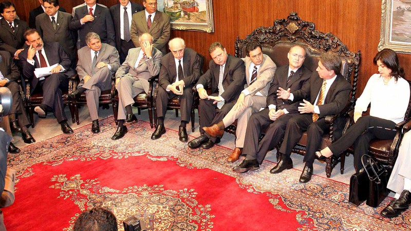 O governador do Estado, Germano Rigotto, durante encontro com o presidente do Senado, Renan Calheiros, e outros oito governadores, para reforçar a reivindicação de que o Orçamento federal inclua R$ 5,2 bilhões para o ressarcimento de perdas aos estados pe