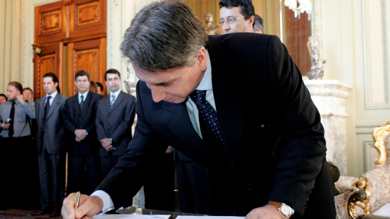 O governador do Estado, Germano Rigotto, durante a solenidade de assinatura de protocolo de intenções com a empresa Hamburgo Energia Participações, para viabilizar a implantação de quatro usinas termelétricas com uso de biomassa nos municípios de São Sepé