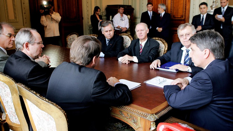 O governador do Estado, Germano Rigotto, em audiência com o diretor-superintendente da Companhia Energética Rio das Antas - CERAN -, Vendolino Fischer. Presentes: o deputado estadual , Valdir Andres, o secretário de Minas e Energia, Jose Carlos Brack e o