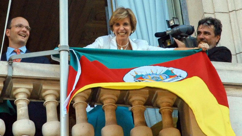 A governadora do Rio Grande do Sul, Yeda Crusius vai a sacada do Pal&aacute;cio Piratini para ser empossada.